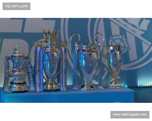 欧冠奖杯巡展至布达佩斯,当地球迷排队合影 欧冠奖杯巡展至布达佩斯,当地球迷排队合影